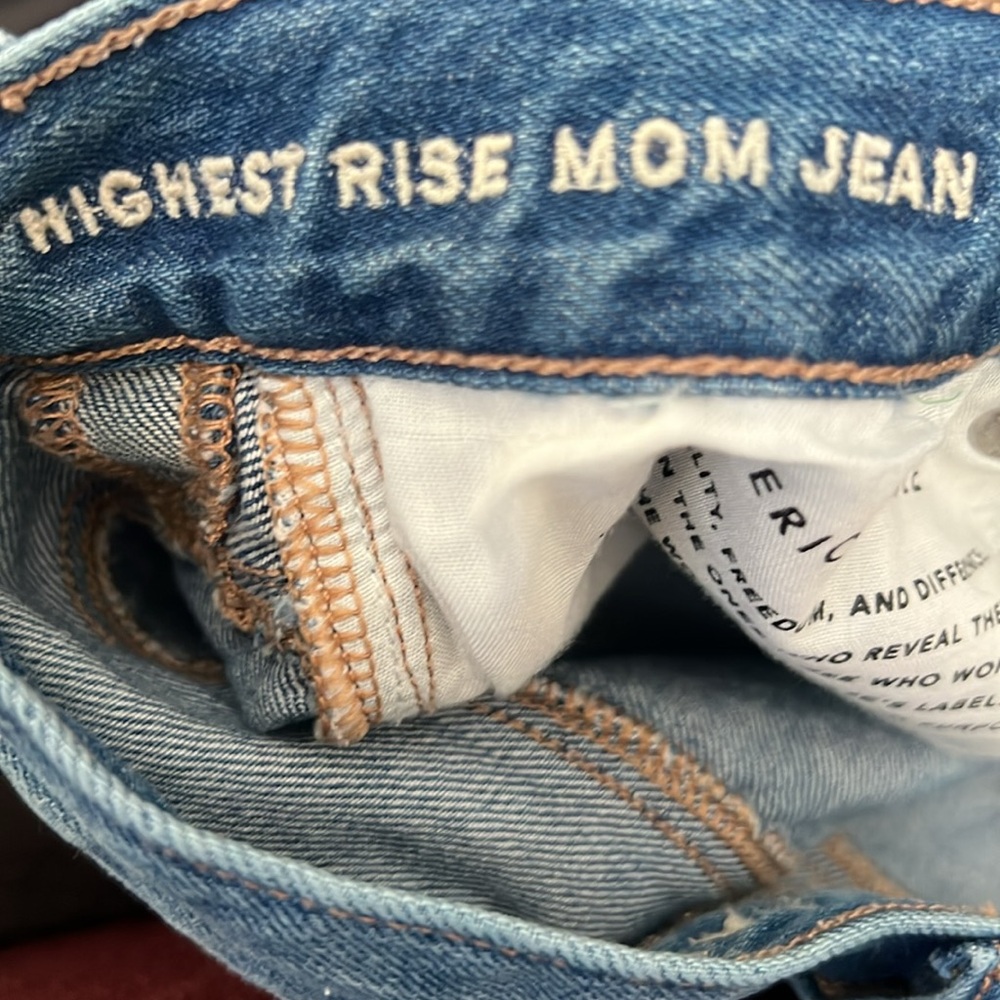American Eagle Highest Rise Mom Jeans Size 4 Long Distressed Medium Wash - Picture 6 of 7